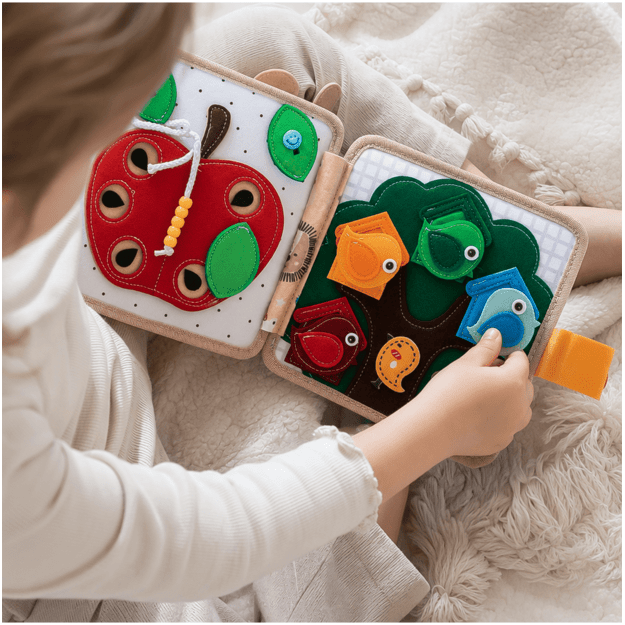 Sensorinė lavinamoji veltinio knygelė „Žirafa“ su Montessori tipo elementais
