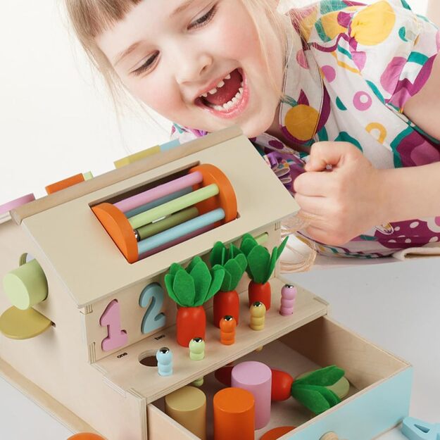 Lavinamoji medinė dėlionė, veiklos centras su stalčiumi Daugiafunkcis namelis 2