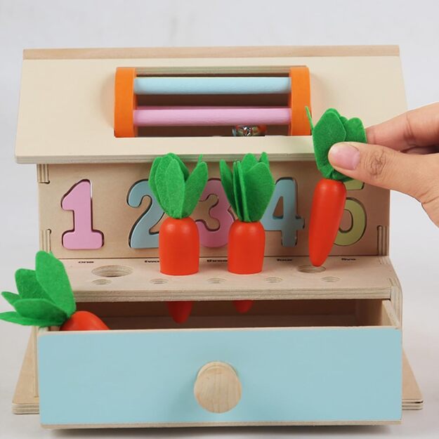 Lavinamoji medinė dėlionė, veiklos centras su stalčiumi Daugiafunkcis namelis 1