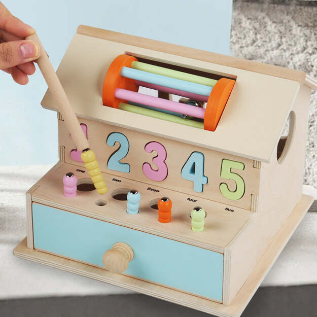 Lavinamoji medinė dėlionė, veiklos centras su stalčiumi Daugiafunkcis namelis 9