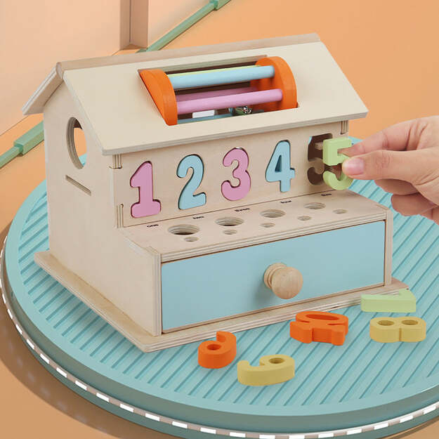 Lavinamoji medinė dėlionė, veiklos centras su stalčiumi Daugiafunkcis namelis 12