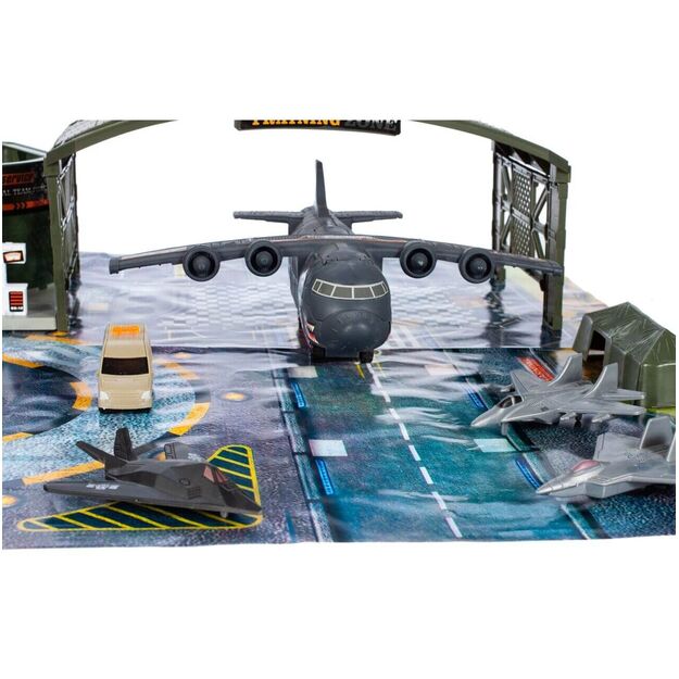 Žaislinė karinė bazė su oro uostu, lėktuvu ir transporto priemonėmis