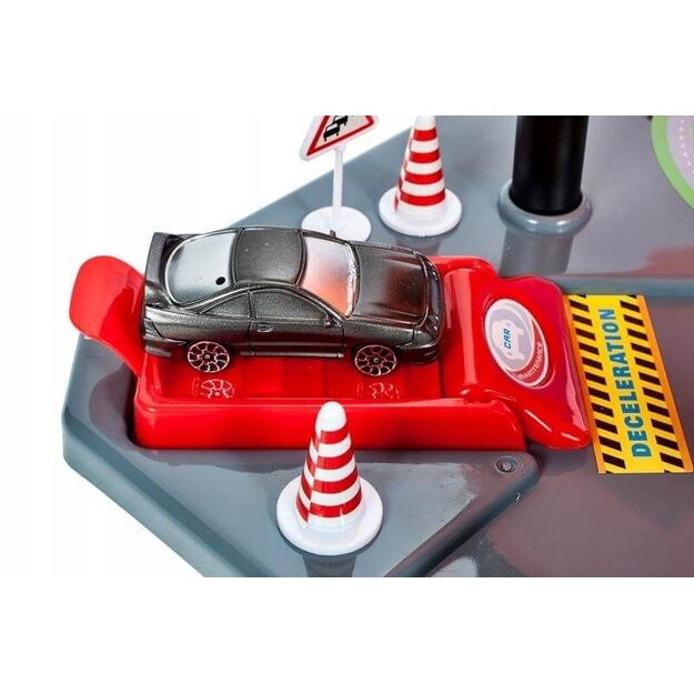 Žaislinė automobilių stovėjimo aikštelė su trasa ir automobiliais